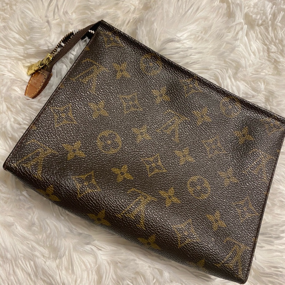 Authentic Louis vuitton damier toiletry pouch 19